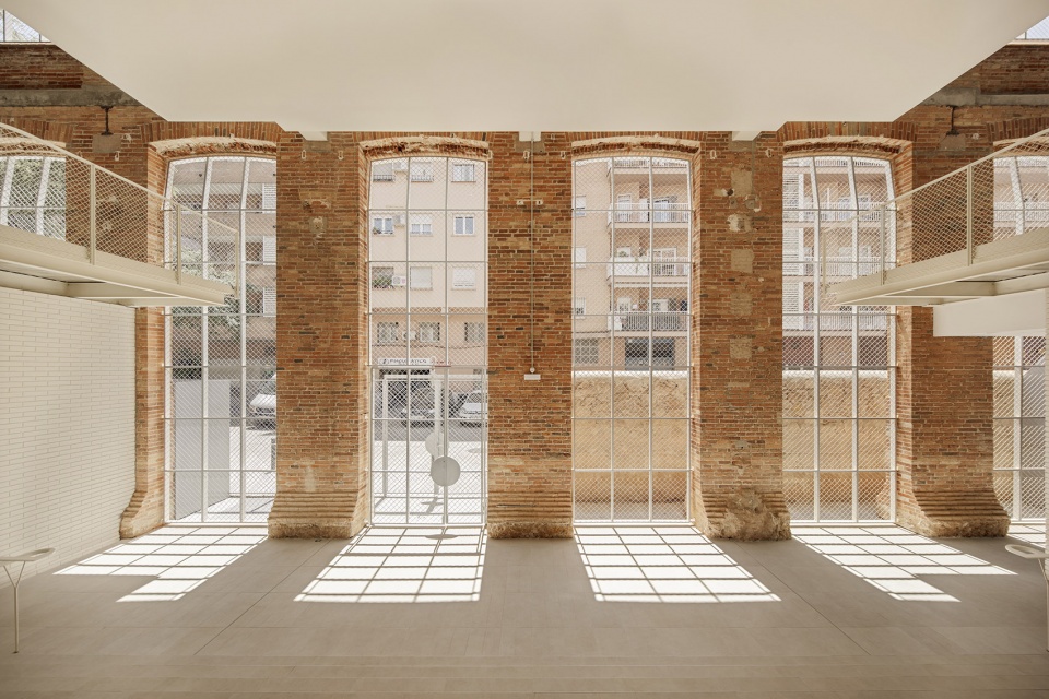 Transformation of the old thread storage building in a social housing complex by Roldan Berengue