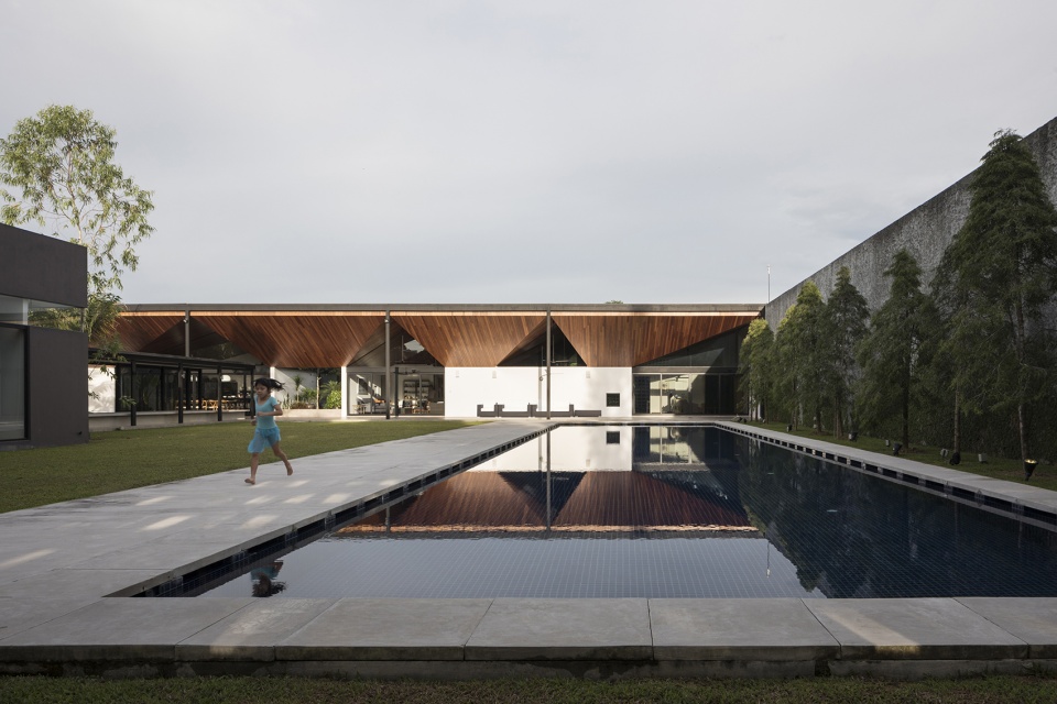 cloister house by formwerkz architects