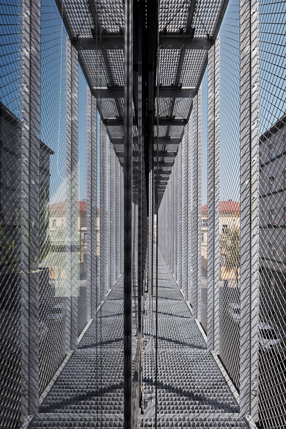 five by qarta archit