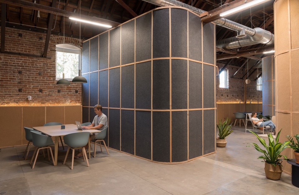Big and Tiny Silverlake by ZOOCO ESTUDIO