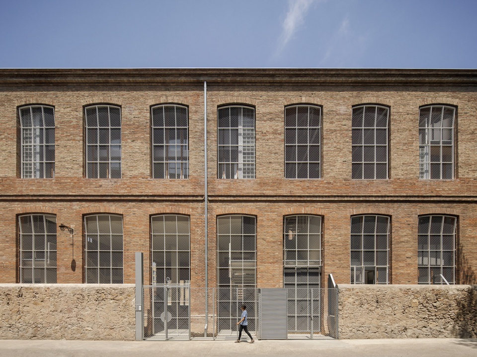 Transformation of the old thread storage building in a social housing complex by Roldan Berengue