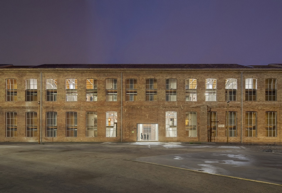 Transformation of the old thread storage building in a social housing complex by Roldan Berengue