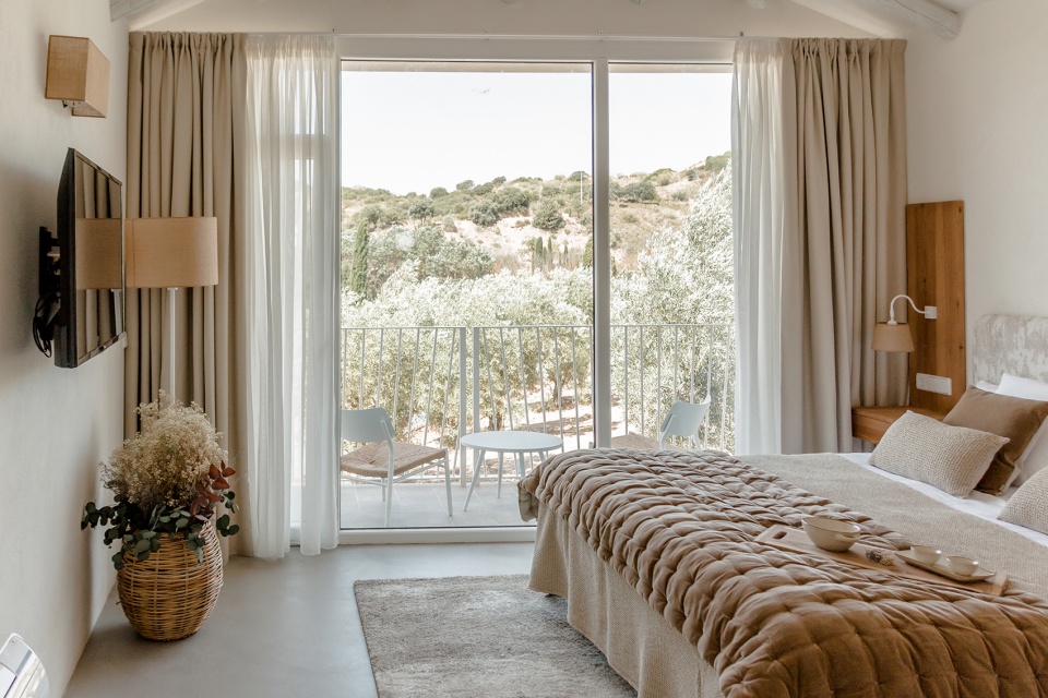 rural hotel in an olive grove by gana arquitectura