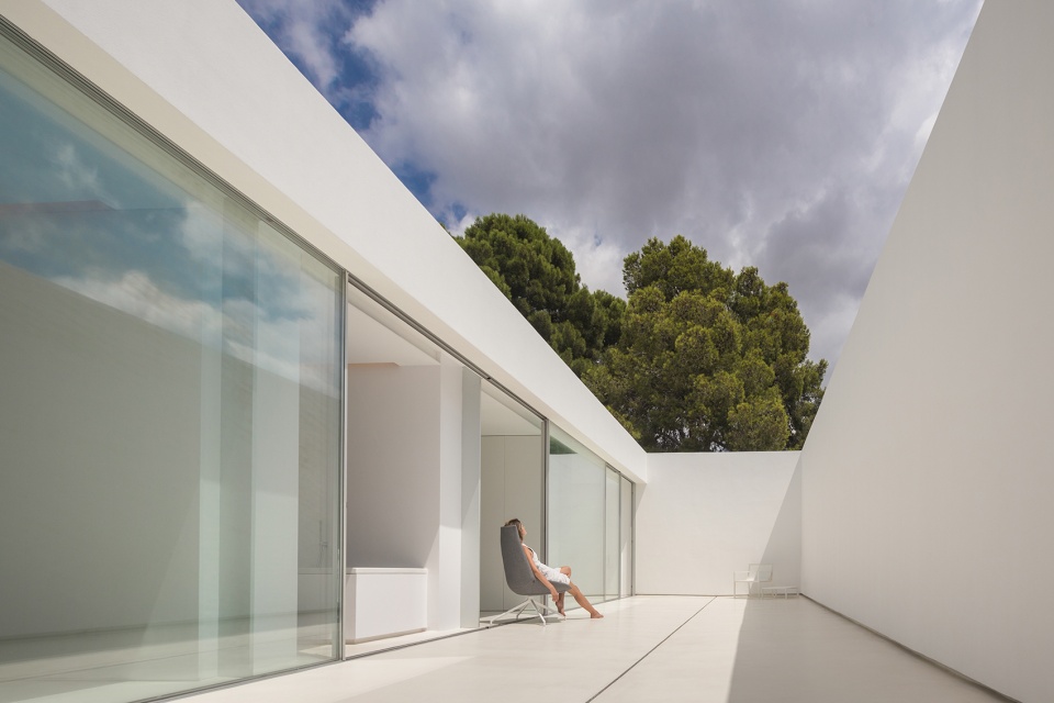 house of the silence by fran silvestre arquitectos