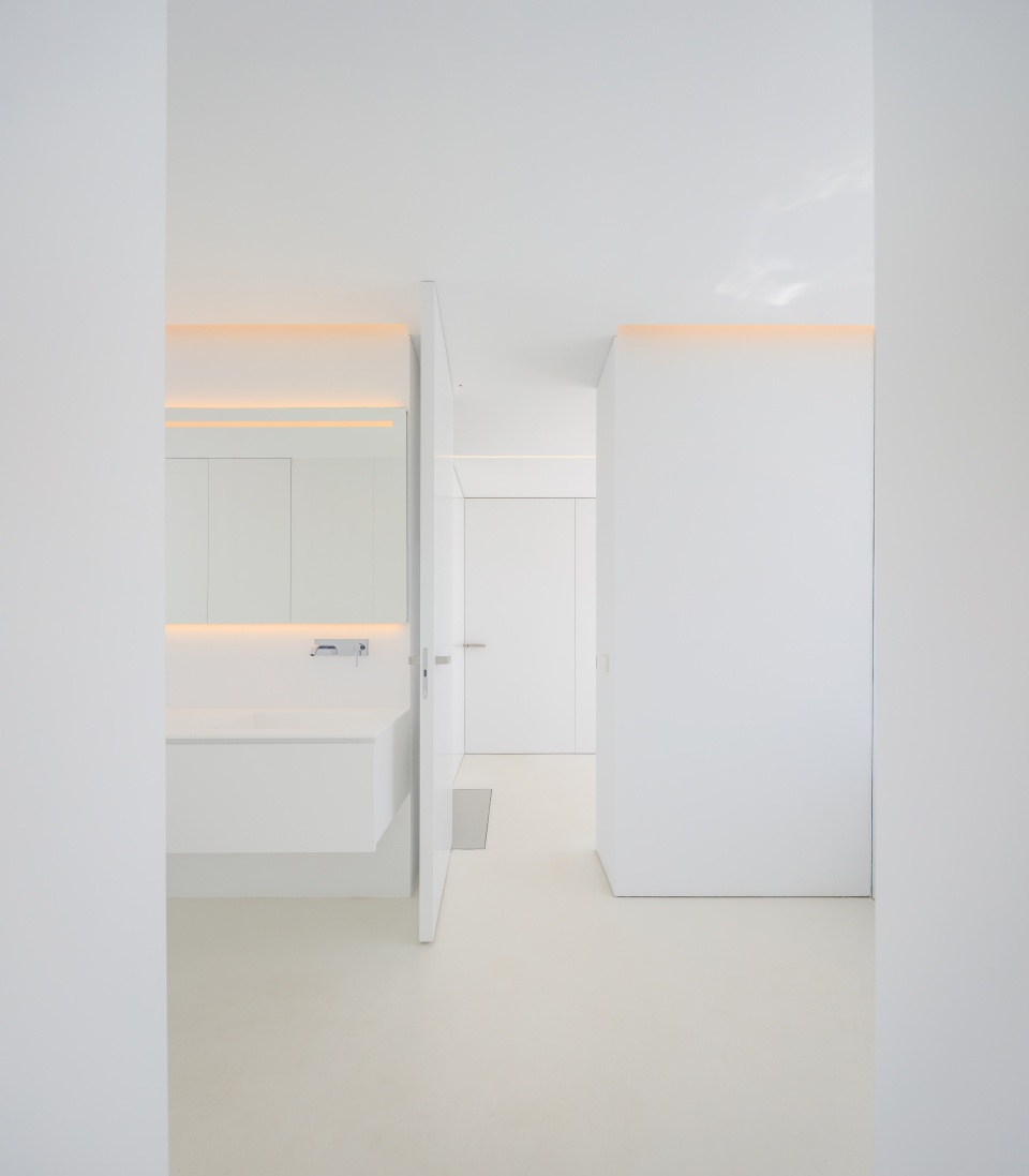 house of the silence by fran silvestre arquitectos