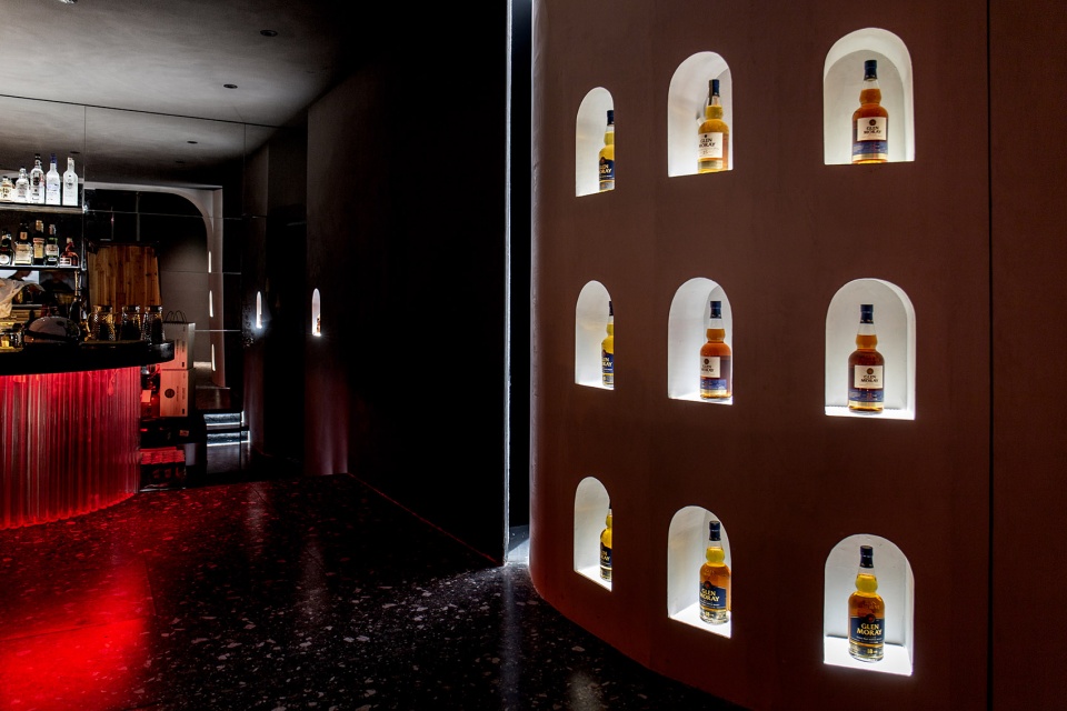 WHISPER BAR Digitectslab