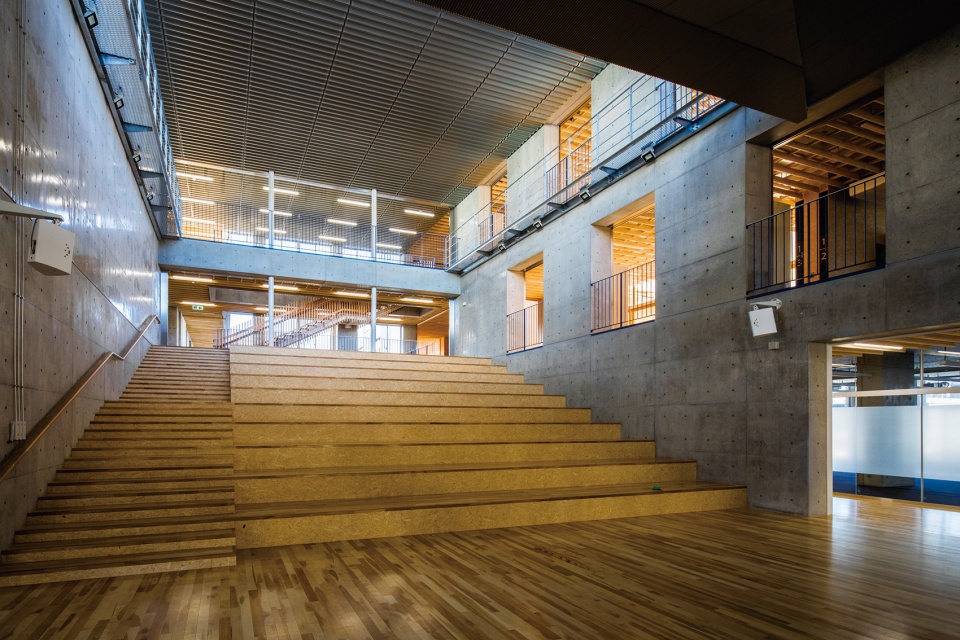 shimotsuma junior high school by mikami architects
