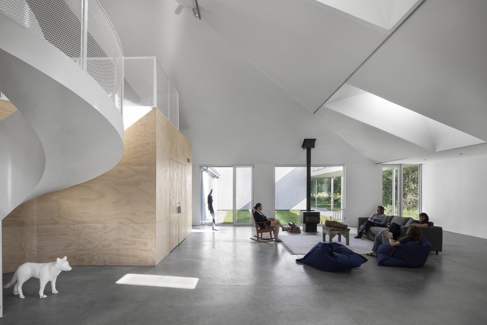 centre est nord est artist residence by bourgeois lechasseur architectes