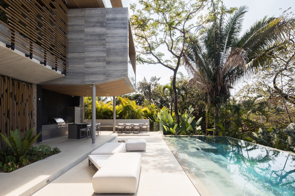 The Atrium House by Studio Saxe