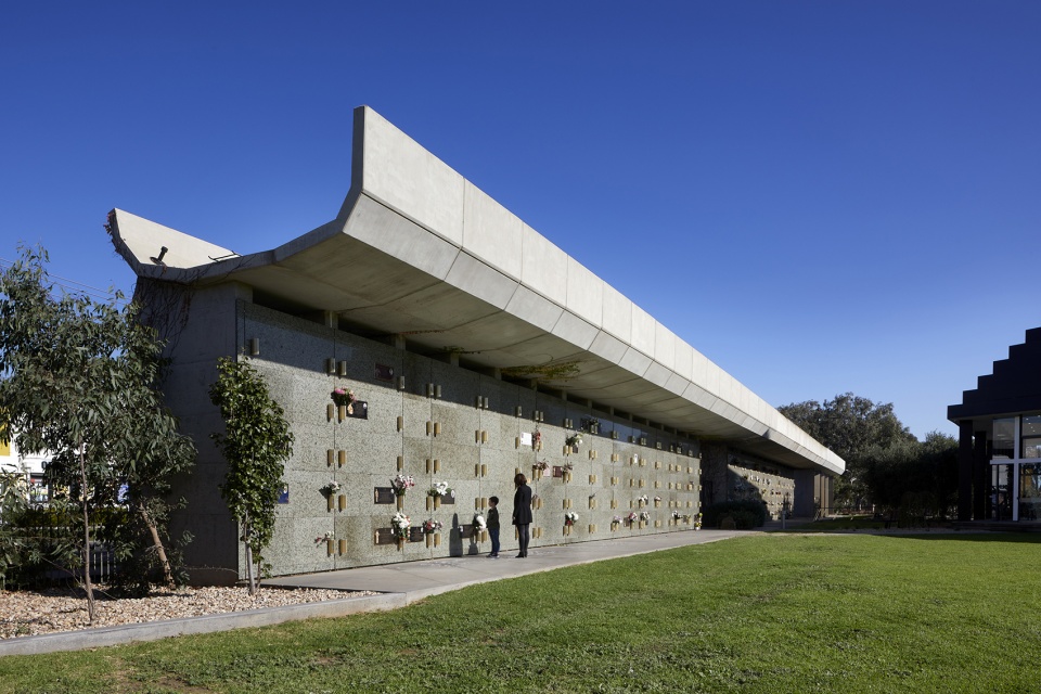 werribee mausoleum extension by bent architecture
