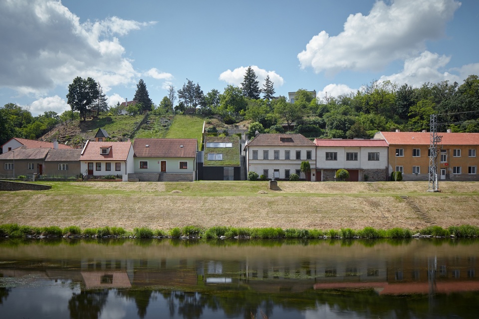 family house in the river valley by kuba pilar architekti