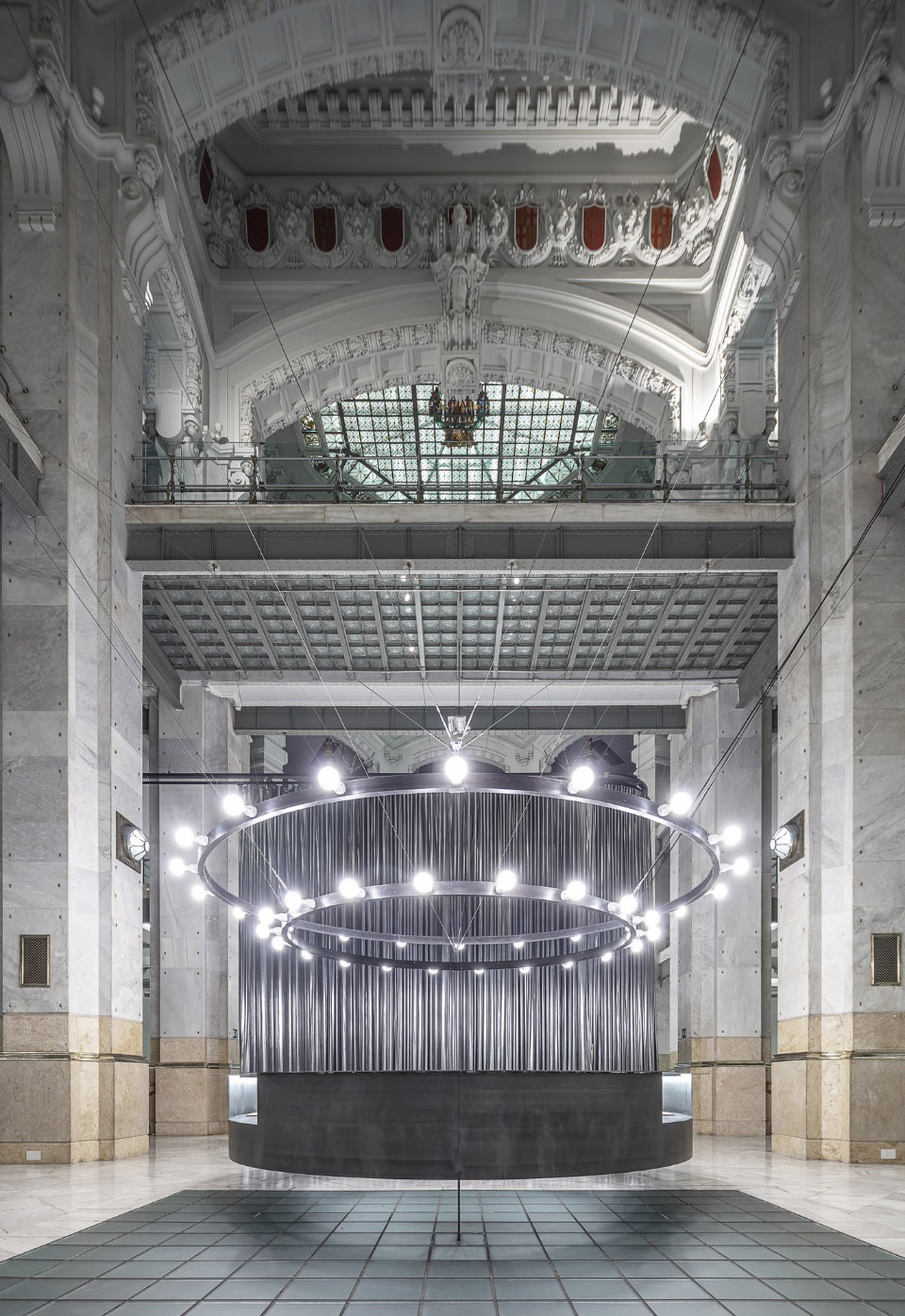 colgando del centro by hector fernandez elorza
