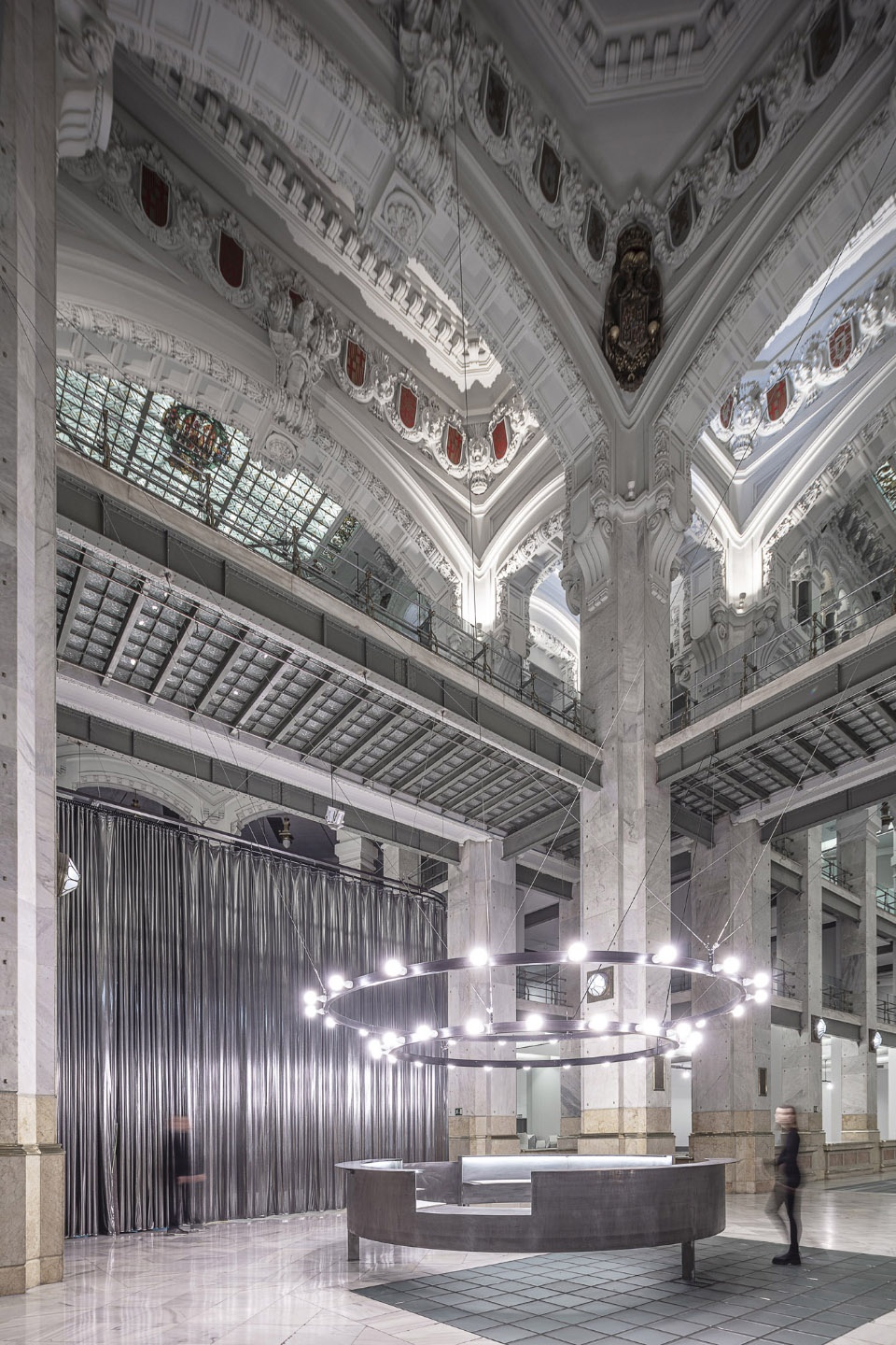 colgando del centro by hector fernandez elorza
