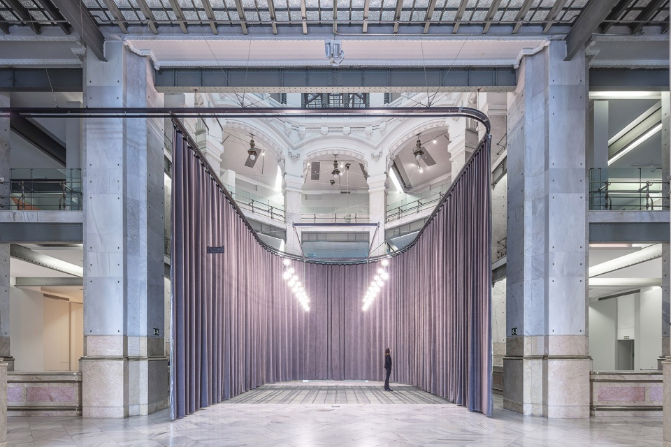 colgando del centro by hector fernandez elorza