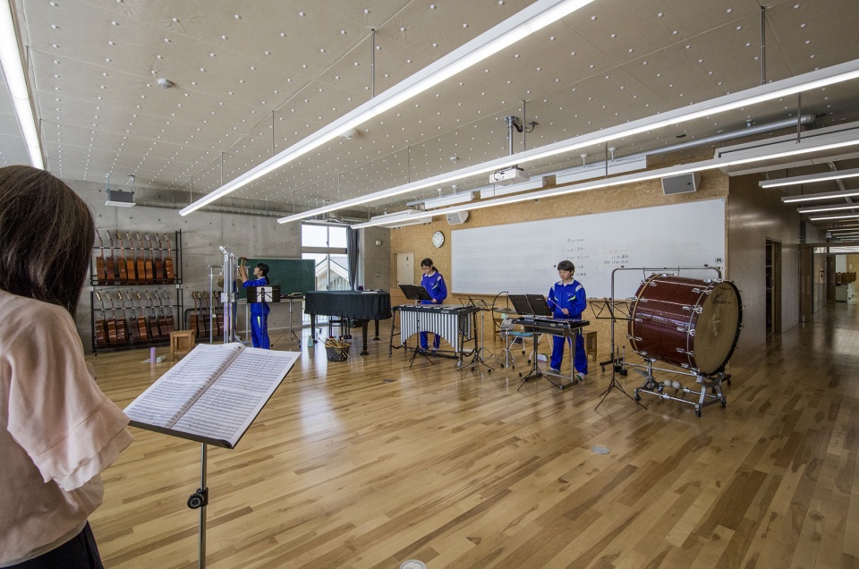shimotsuma junior high school by mikami architects