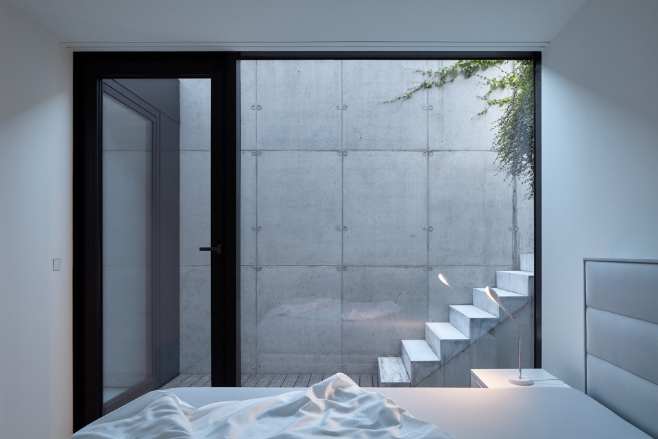 family house in the river valley by kuba pilar architekti