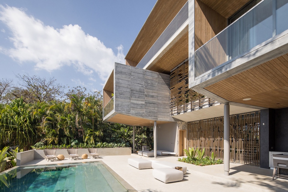 The Atrium House by Studio Saxe
