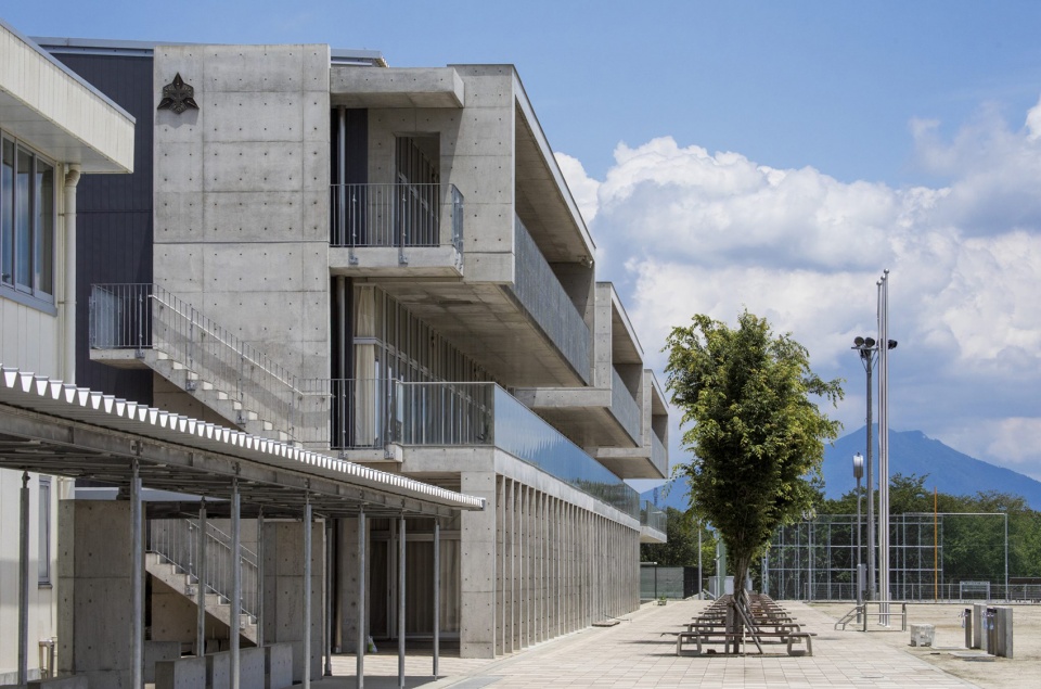 shimotsuma junior high school by mikami architects