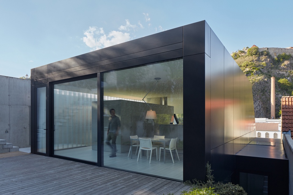 family house in the river valley by kuba pilar architekti