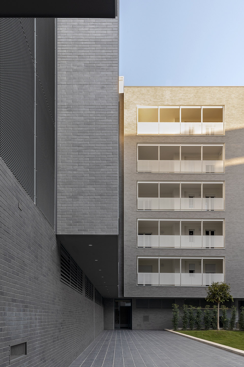 Viale Giulini Affordable Housing by Alvisi Kirimoto