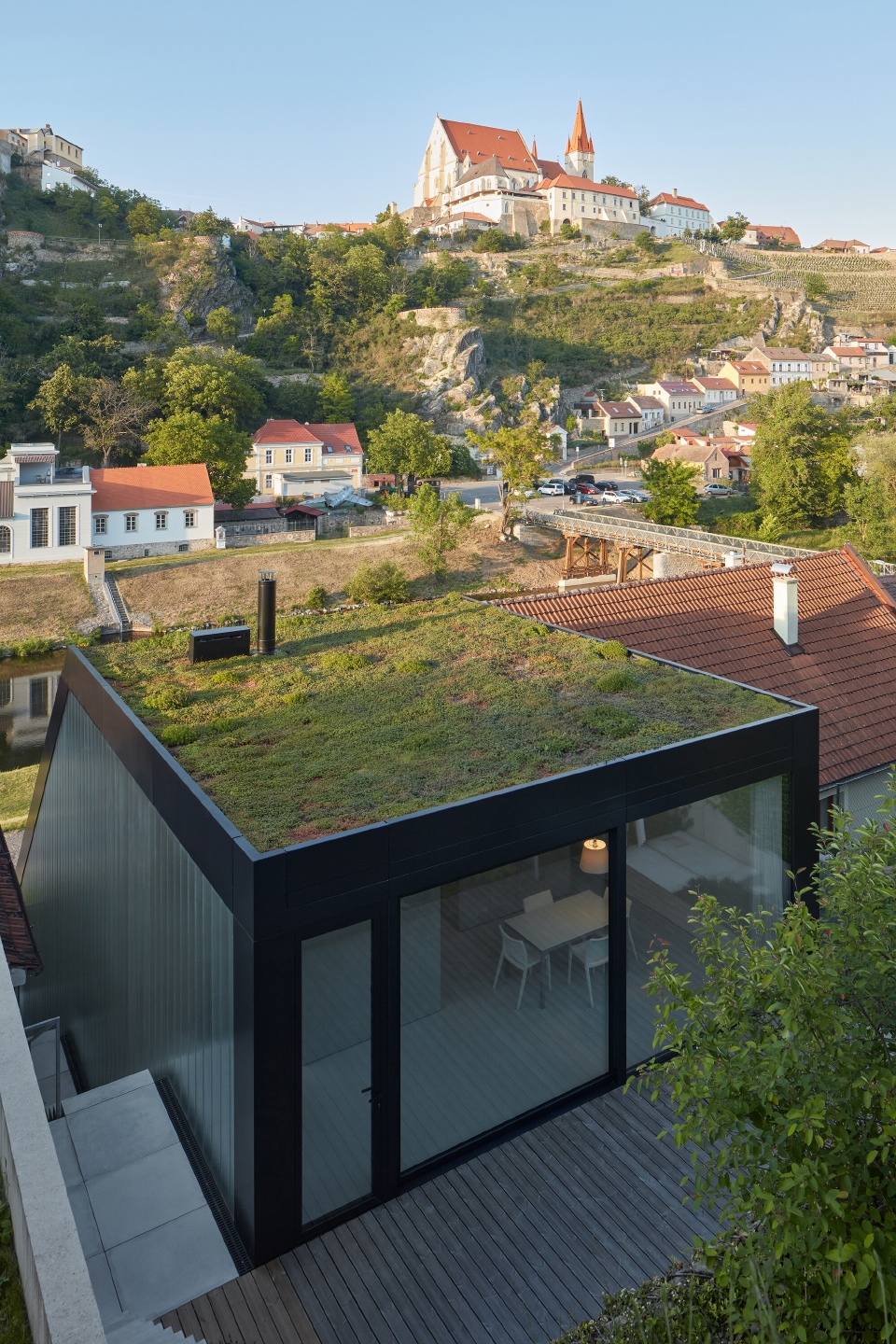 family house in the river valley by kuba pilar architekti