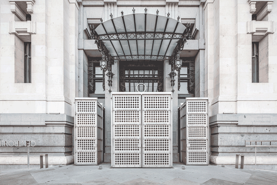 colgando del centro by hector fernandez elorza