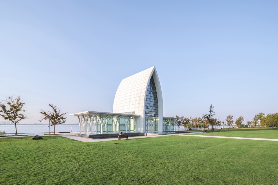 ▼北侧外观,appearance to the north08 赵奕龙婚礼堂内,两翼水平