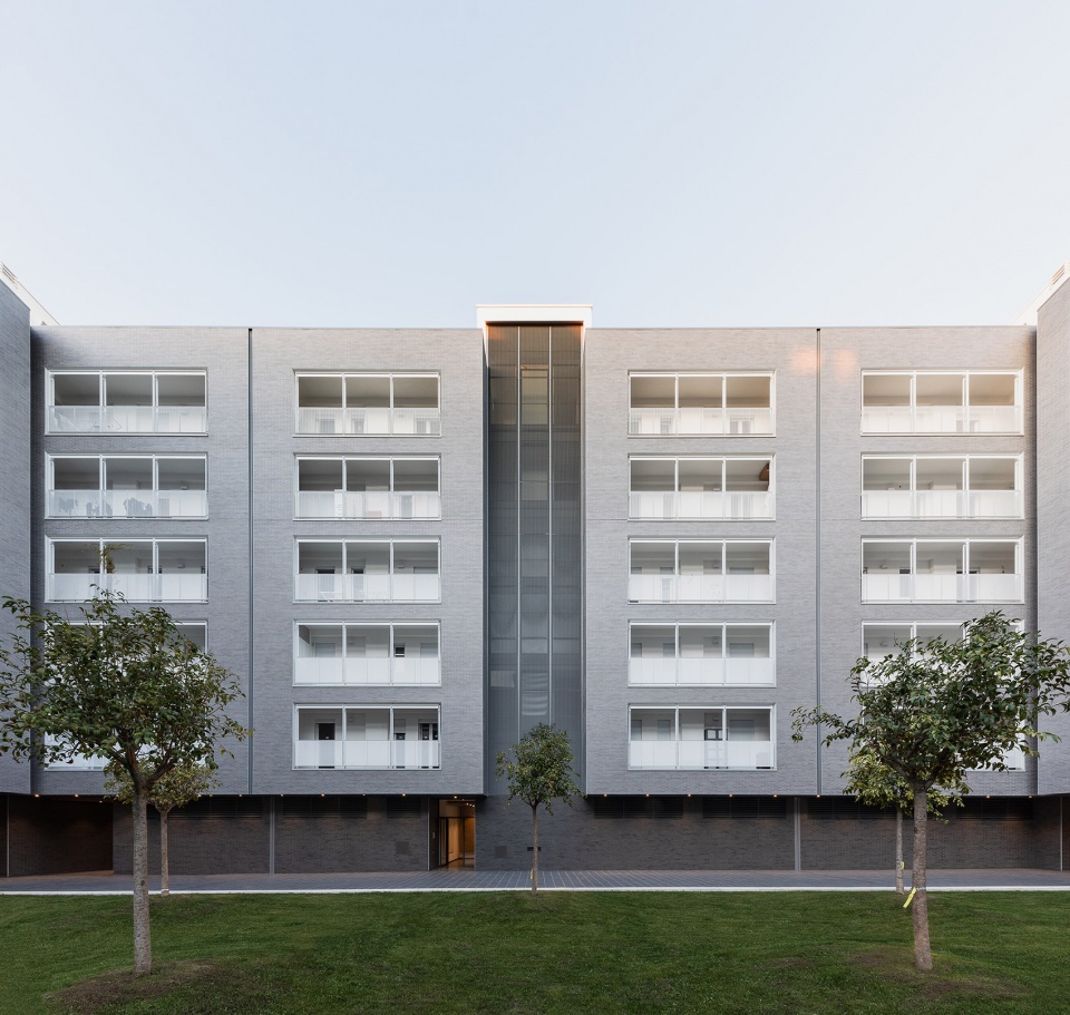 Viale Giulini Affordable Housing by Alvisi Kirimoto
