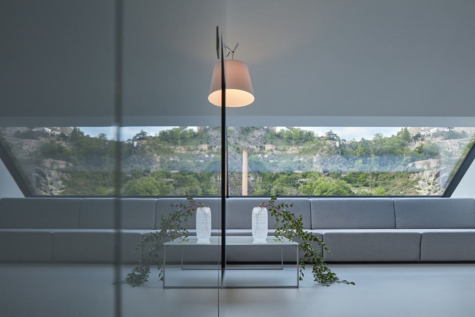 family house in the river valley by kuba pilar architekti