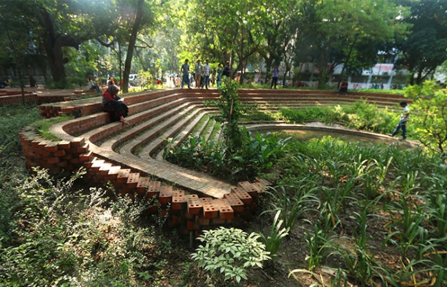 达卡大学shomaj biggyan chattar景观广场,孟加拉国 / sthanik