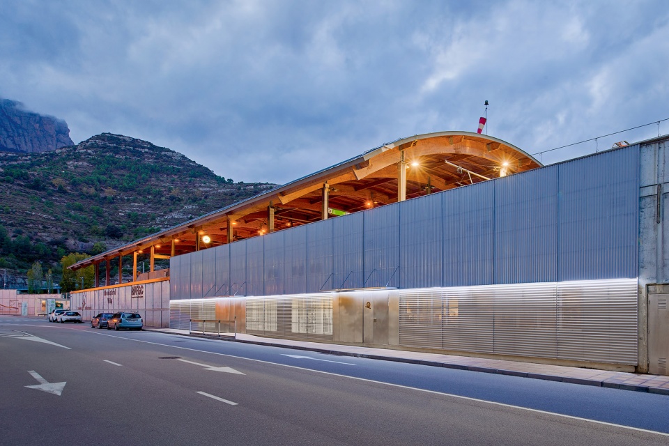 Offices and Facade Monistrol Vila FGC by AMOO