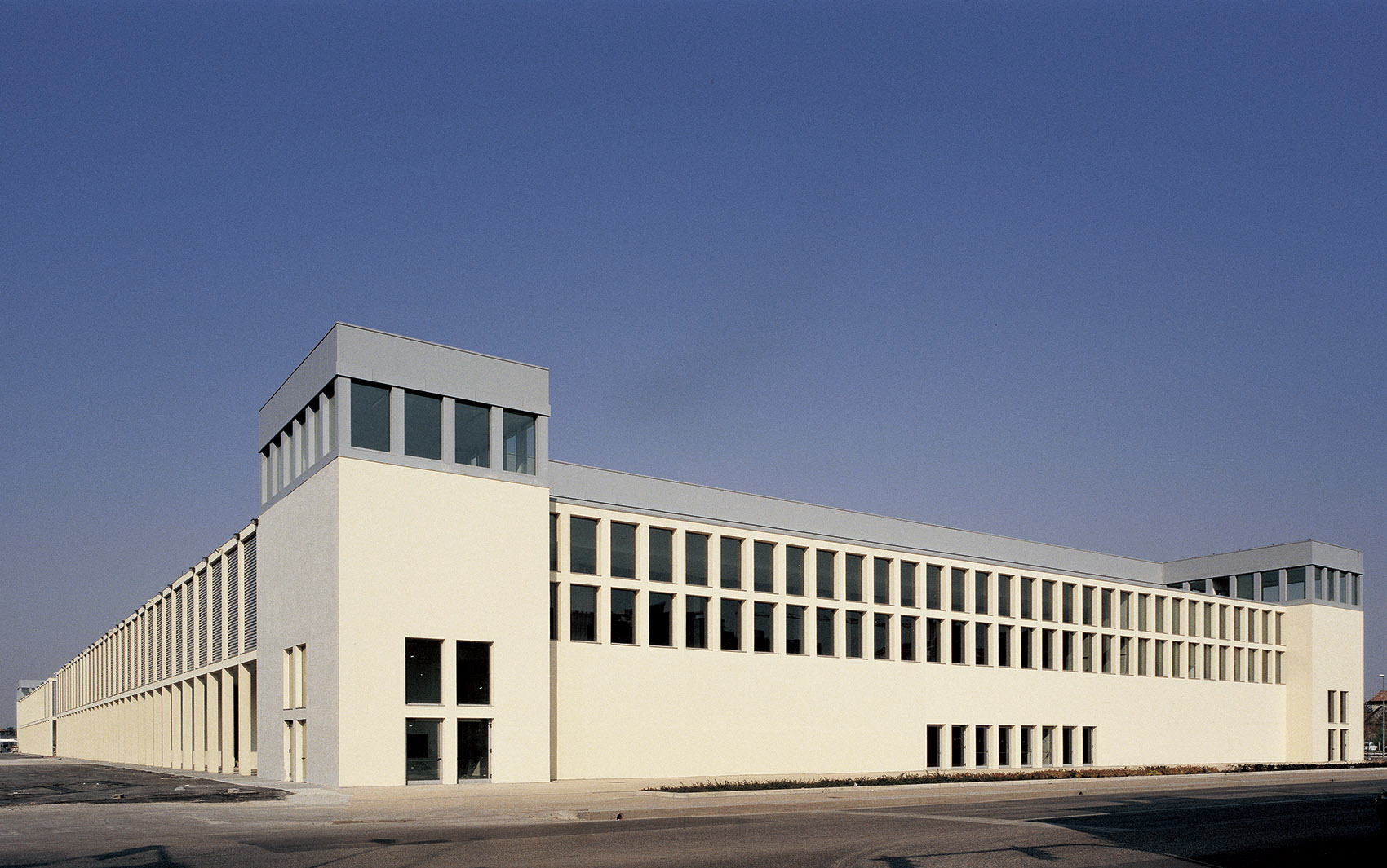 TWO EXHIBITION PAVILIONS FOR THE FAIR OF PADUA by Franco Stella 1