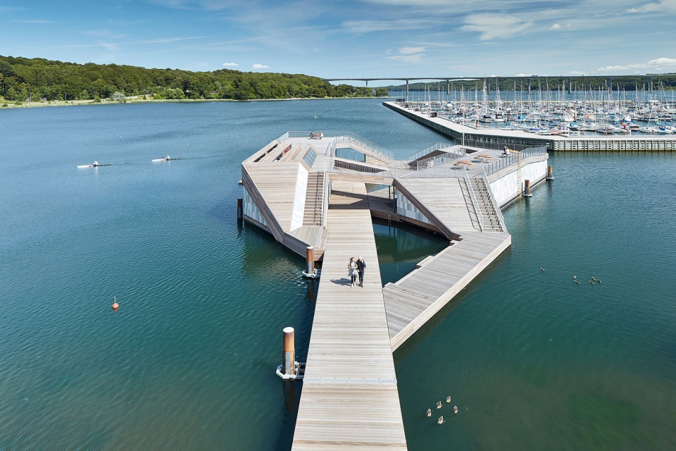 the floating kayak club by force4 architects 9