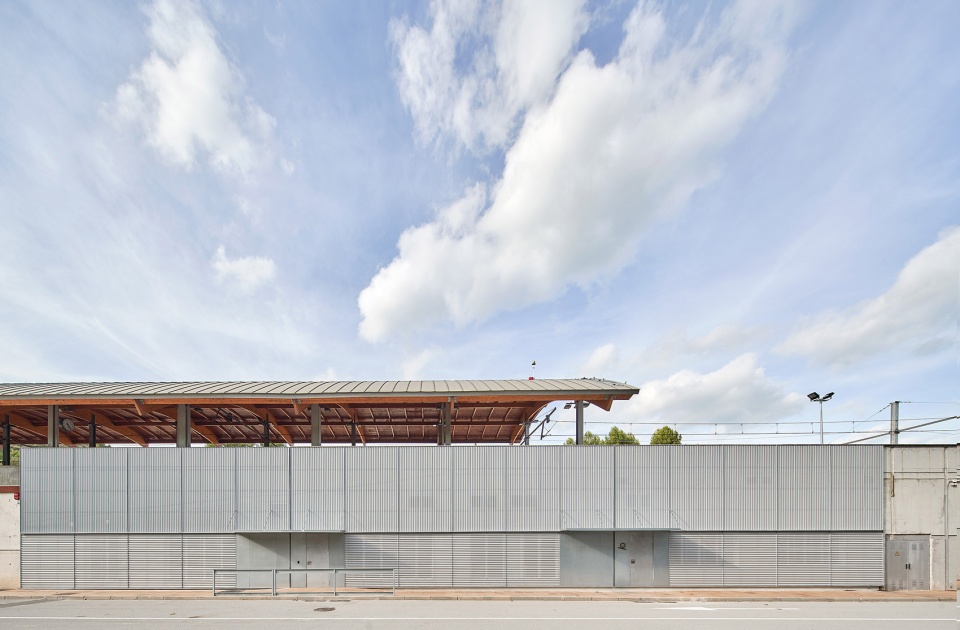 Offices and Facade Monistrol Vila FGC by AMOO