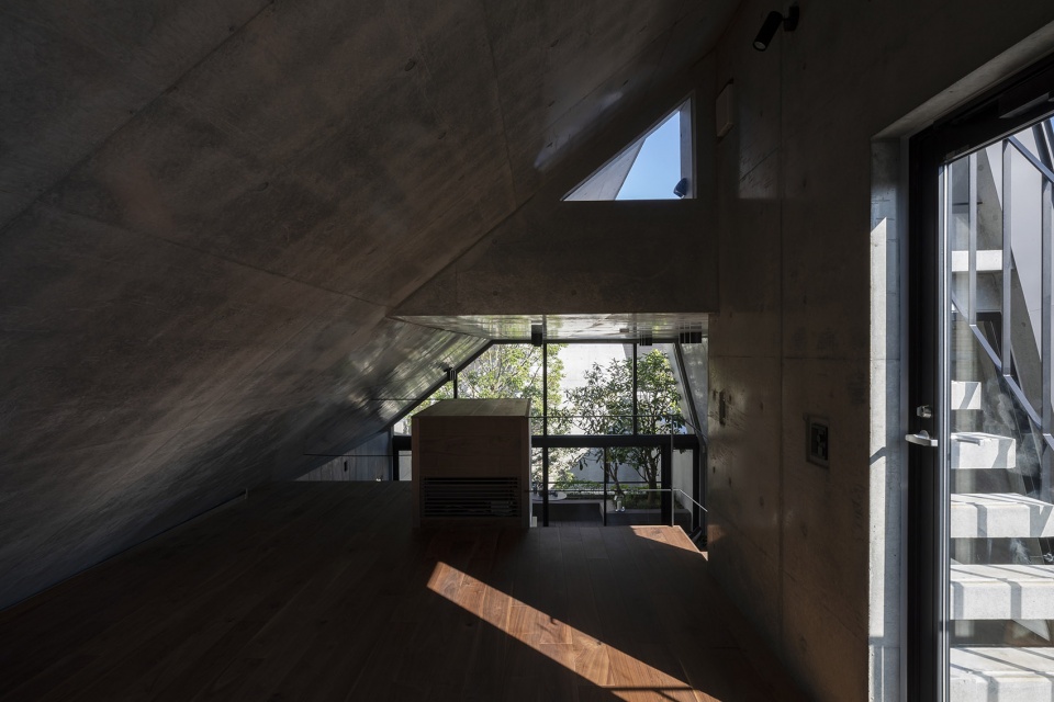 Concrete Shell House by IKAWAYA ARCHITECTS