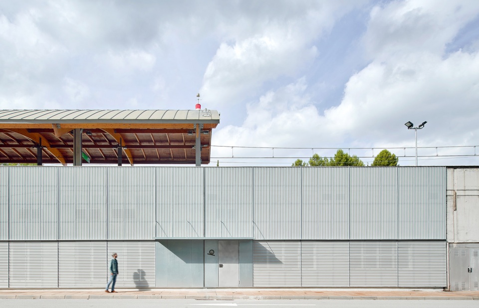 Offices and Facade Monistrol Vila FGC by AMOO