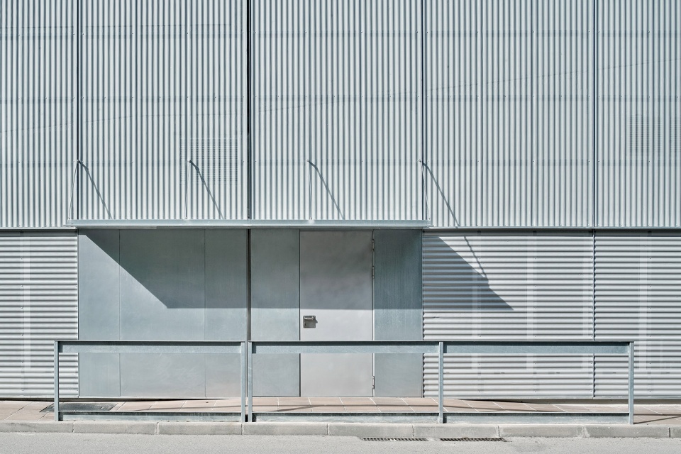 Offices and Facade Monistrol Vila FGC by AMOO