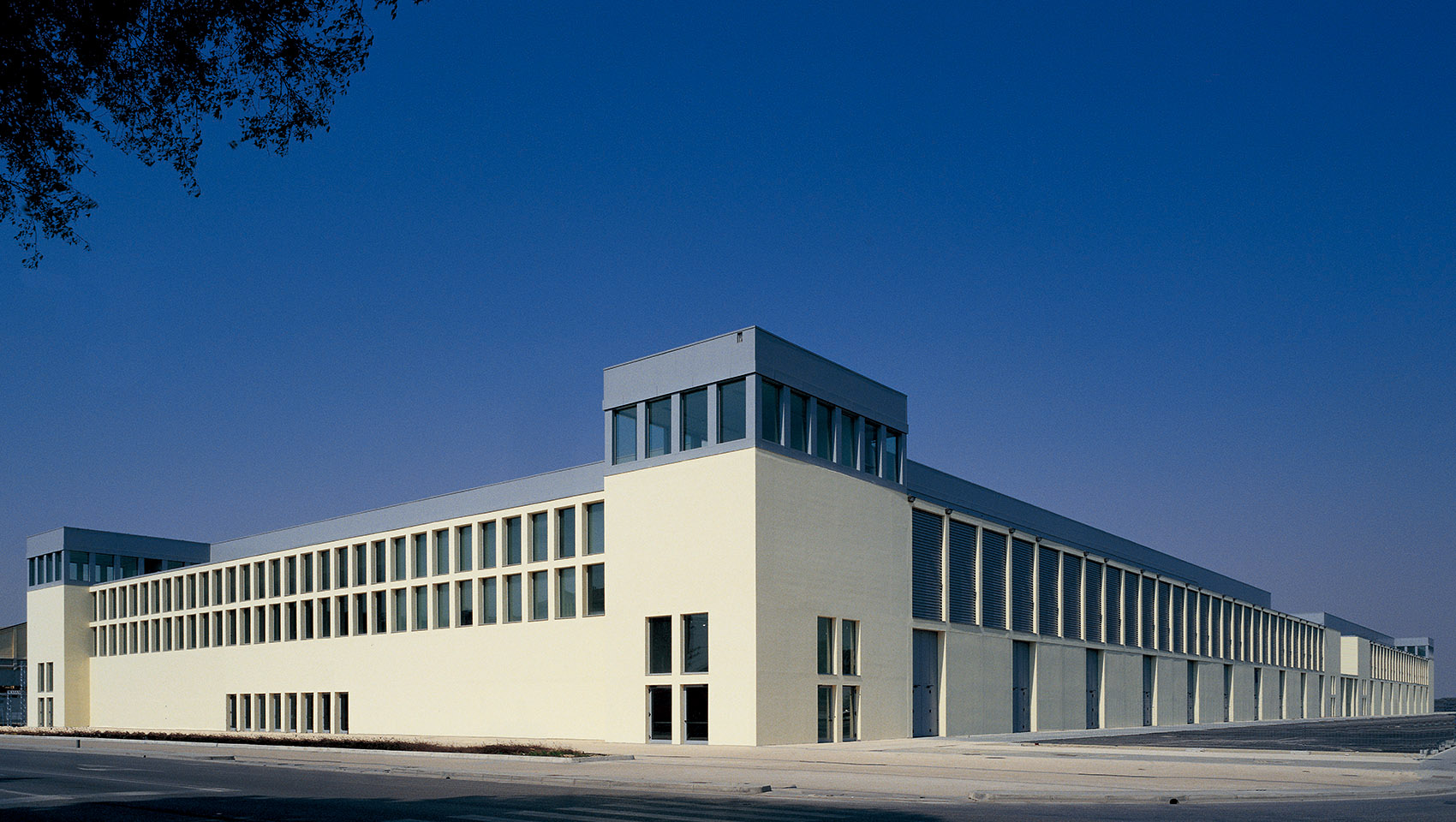 TWO EXHIBITION PAVILIONS FOR THE FAIR OF PADUA by Franco Stella 1