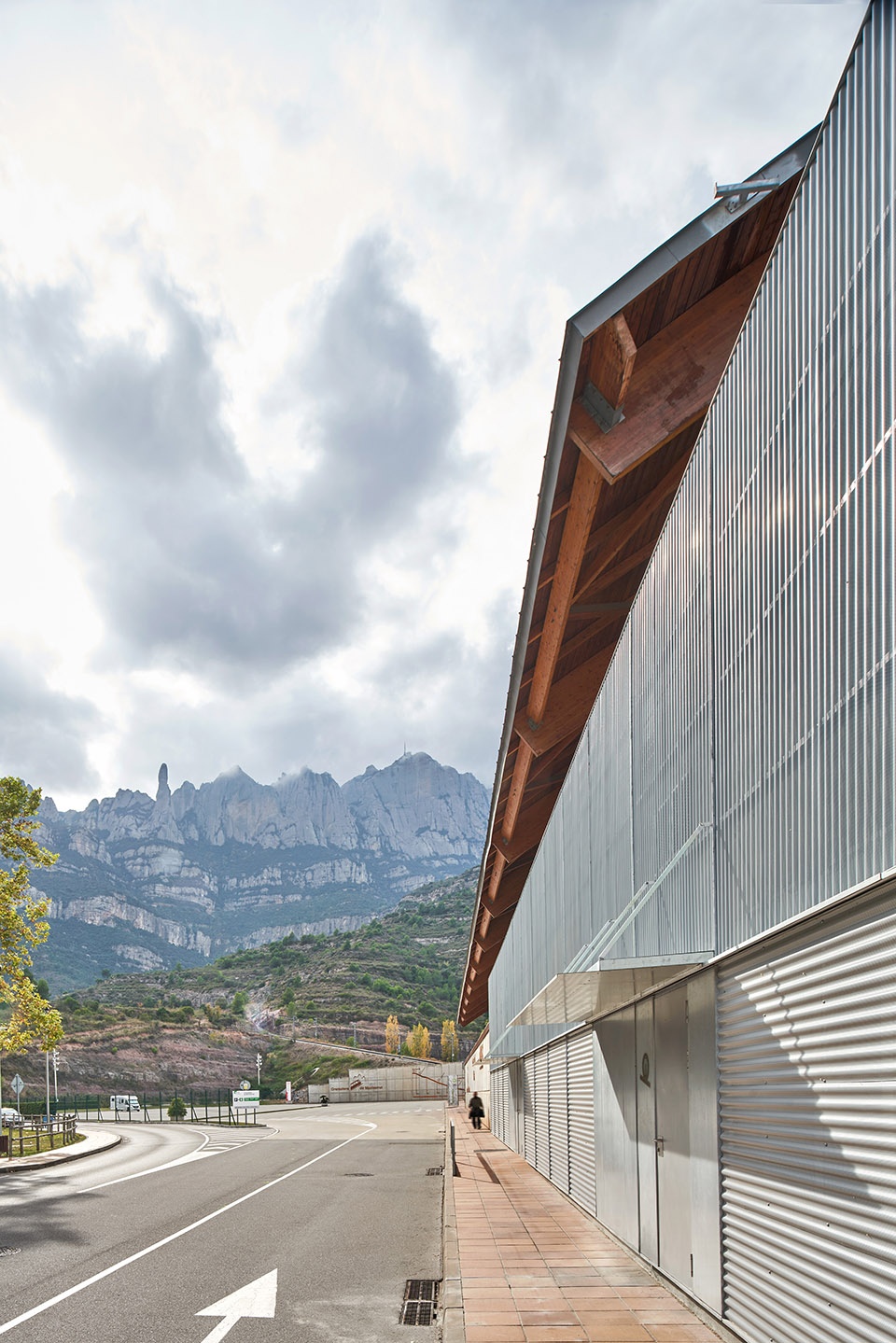 Offices and Facade Monistrol Vila FGC by AMOO