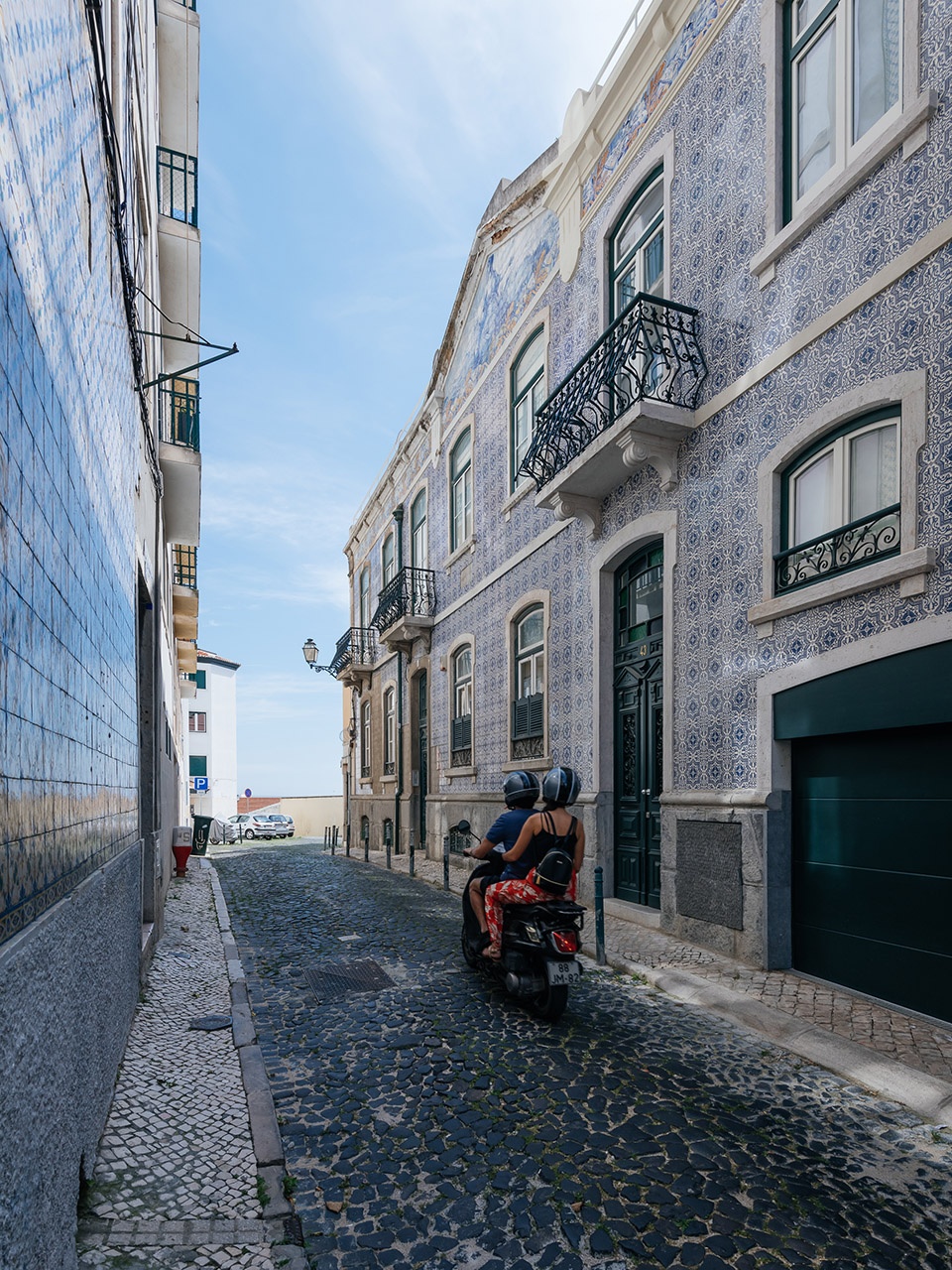 building in costa do castelo by aurora arquitectos