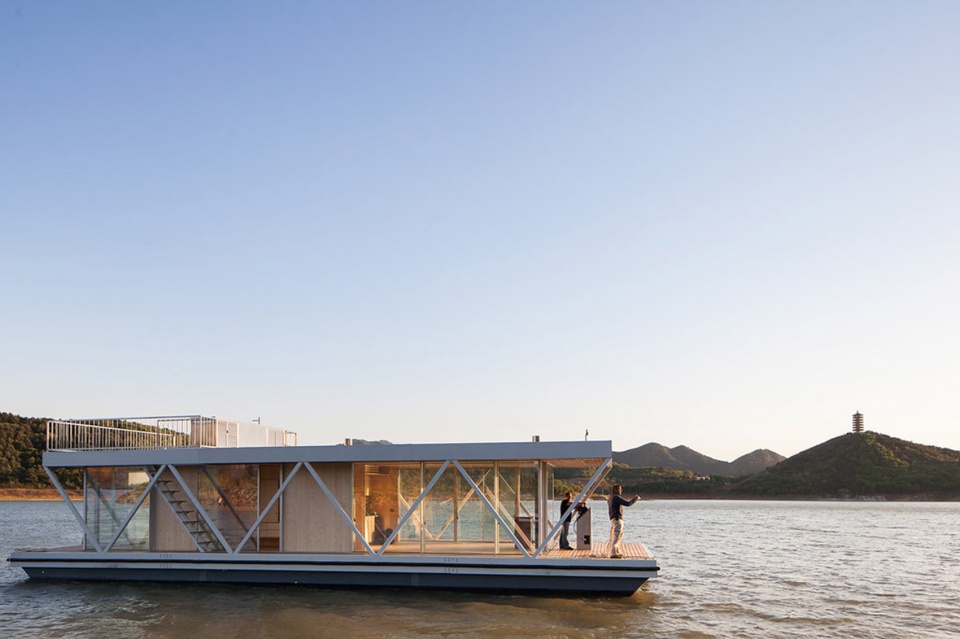 FloatWing Australia by FRIDAY