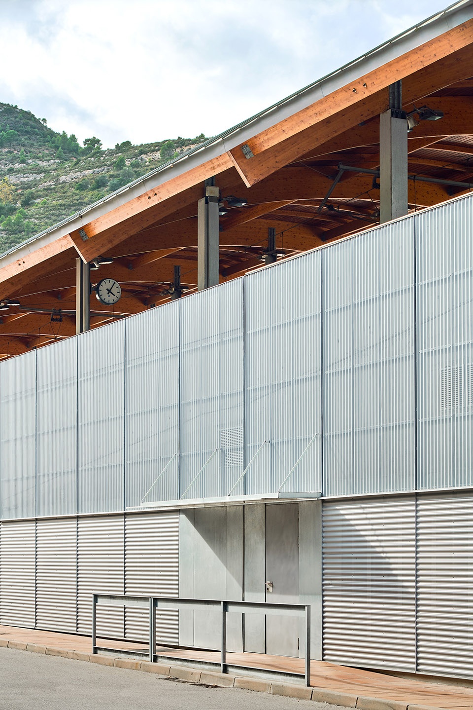 Offices and Facade Monistrol Vila FGC by AMOO
