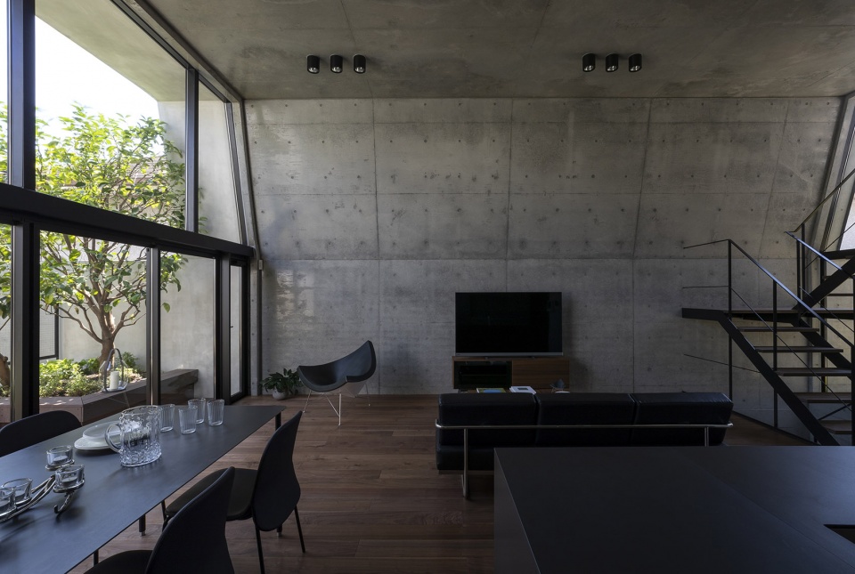 Concrete Shell House by IKAWAYA ARCHITECTS