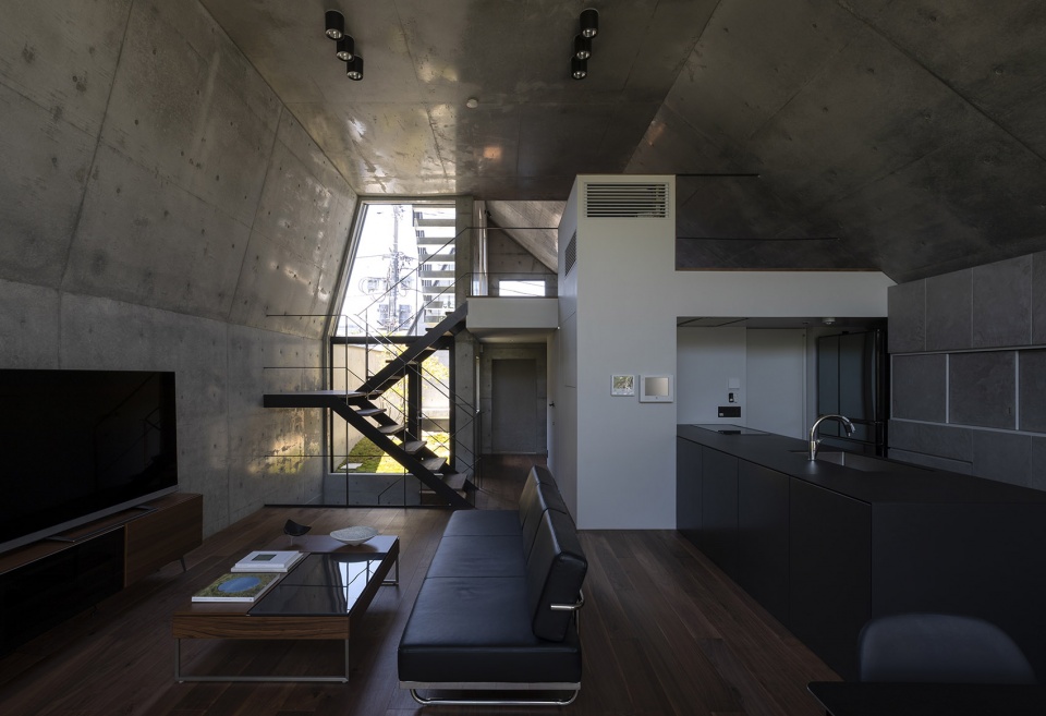 Concrete Shell House by IKAWAYA ARCHITECTS