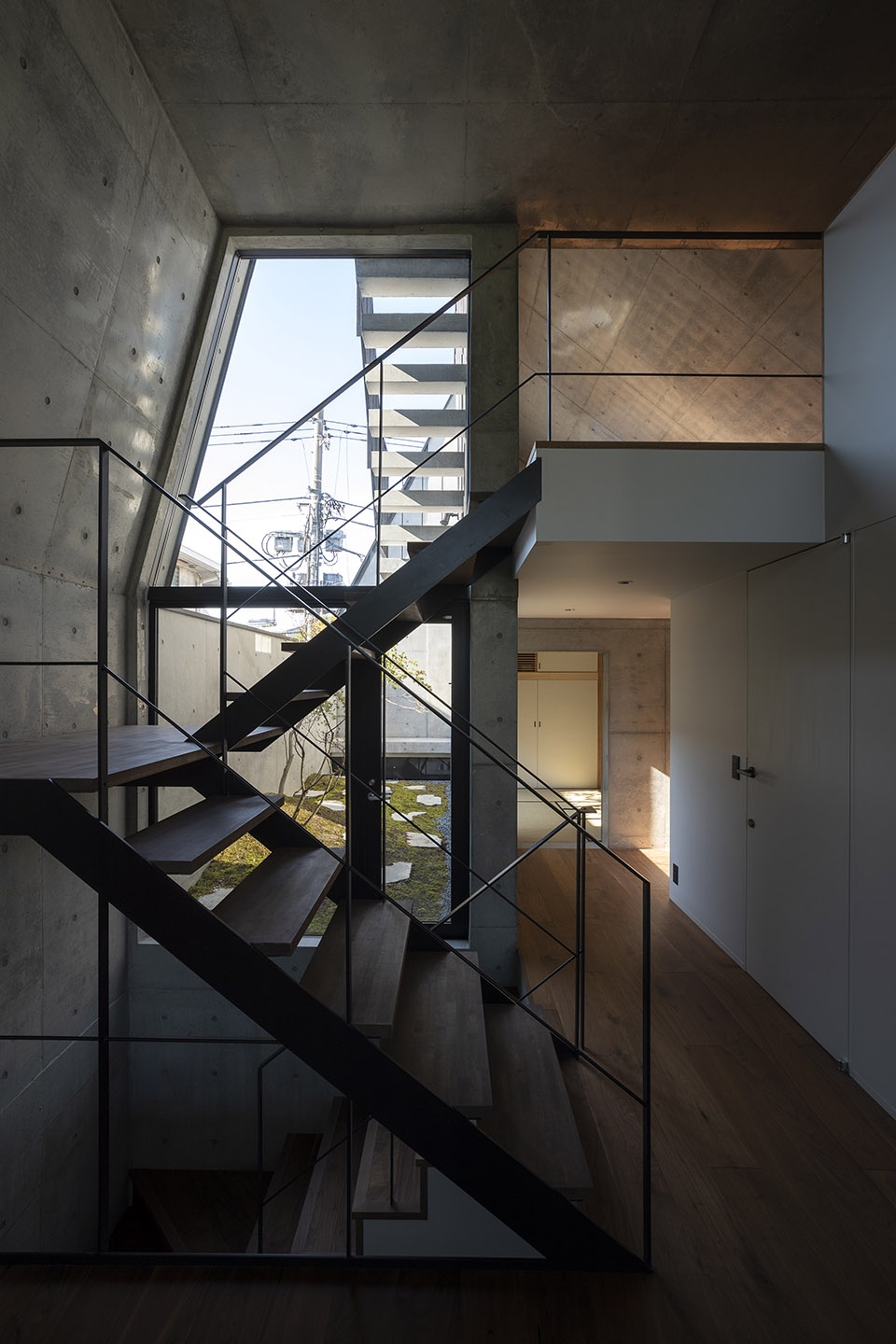 Concrete Shell House by IKAWAYA ARCHITECTS