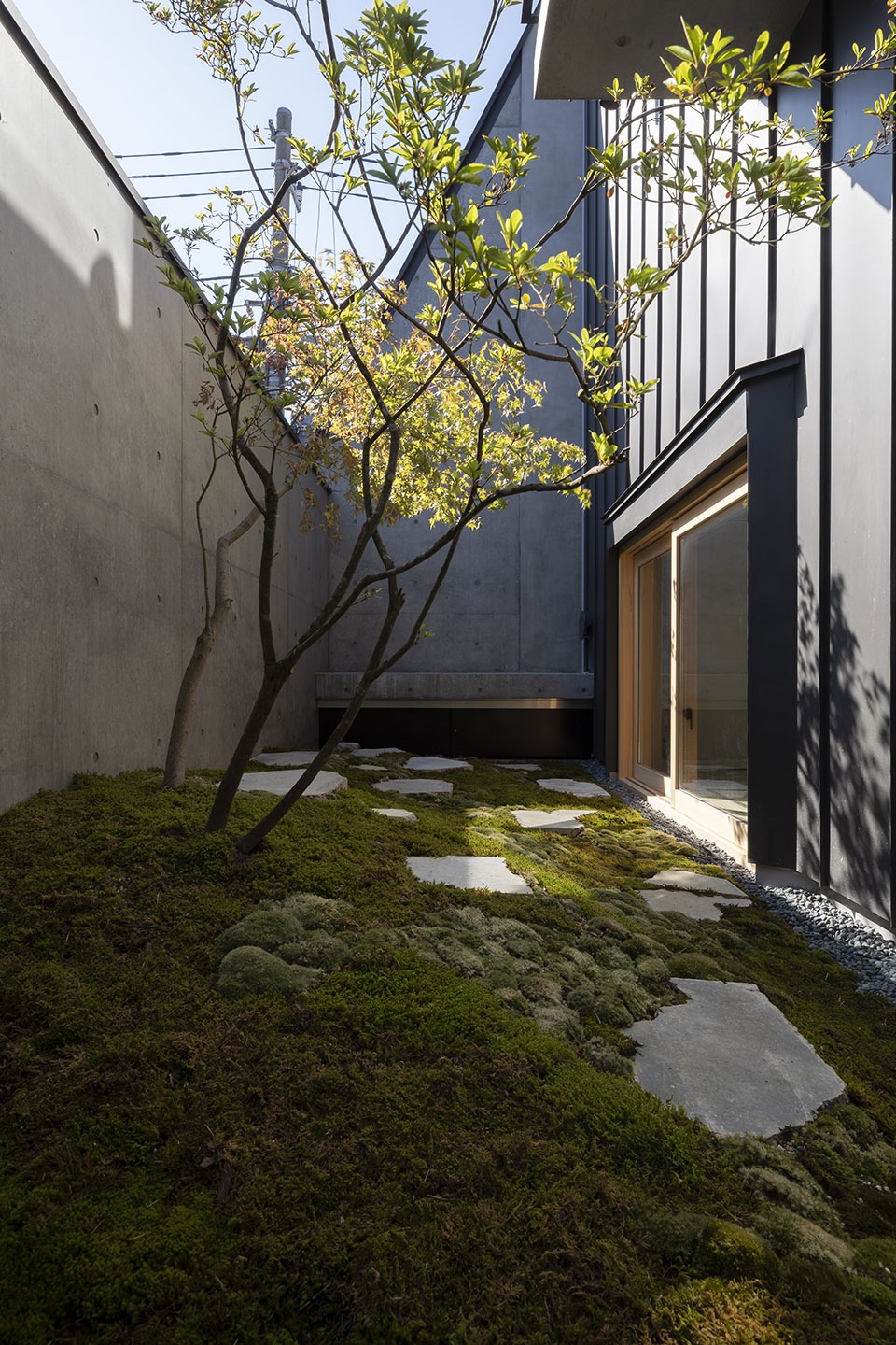 Concrete Shell House by IKAWAYA ARCHITECTS