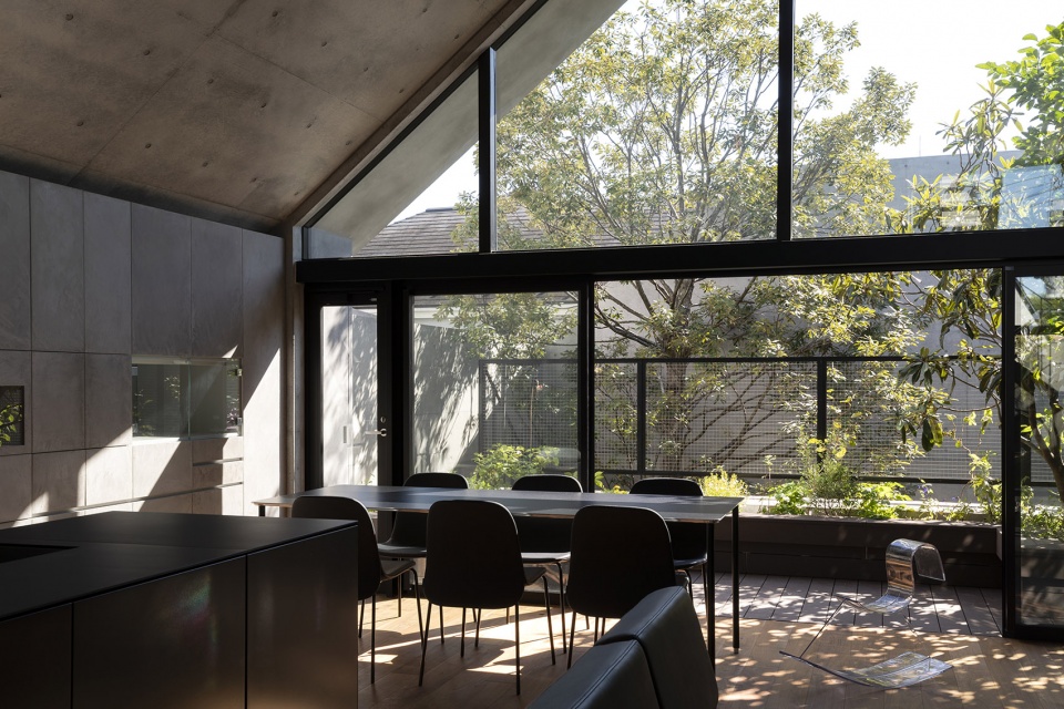 Concrete Shell House by IKAWAYA ARCHITECTS