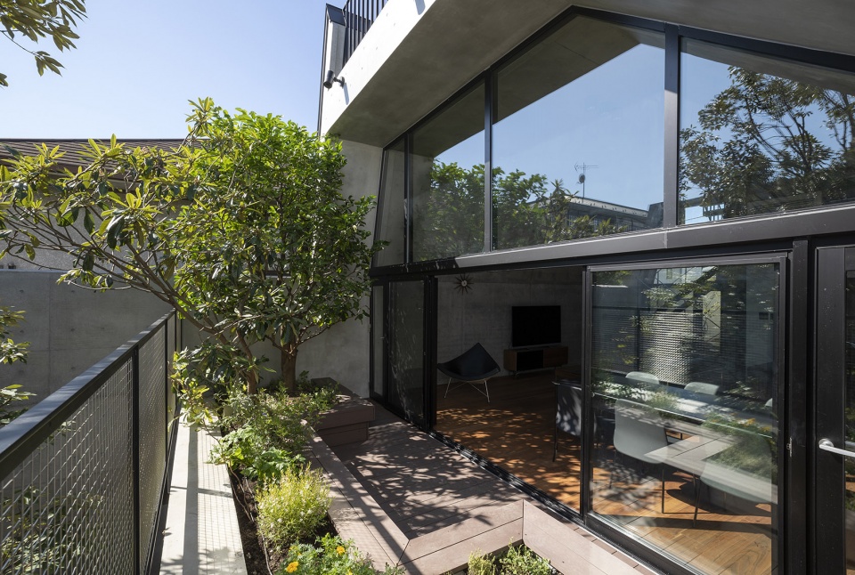 Concrete Shell House by IKAWAYA ARCHITECTS