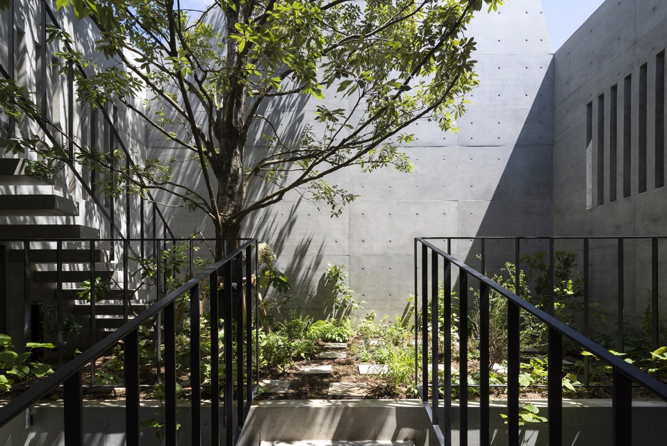 Concrete Shell House by IKAWAYA ARCHITECTS
