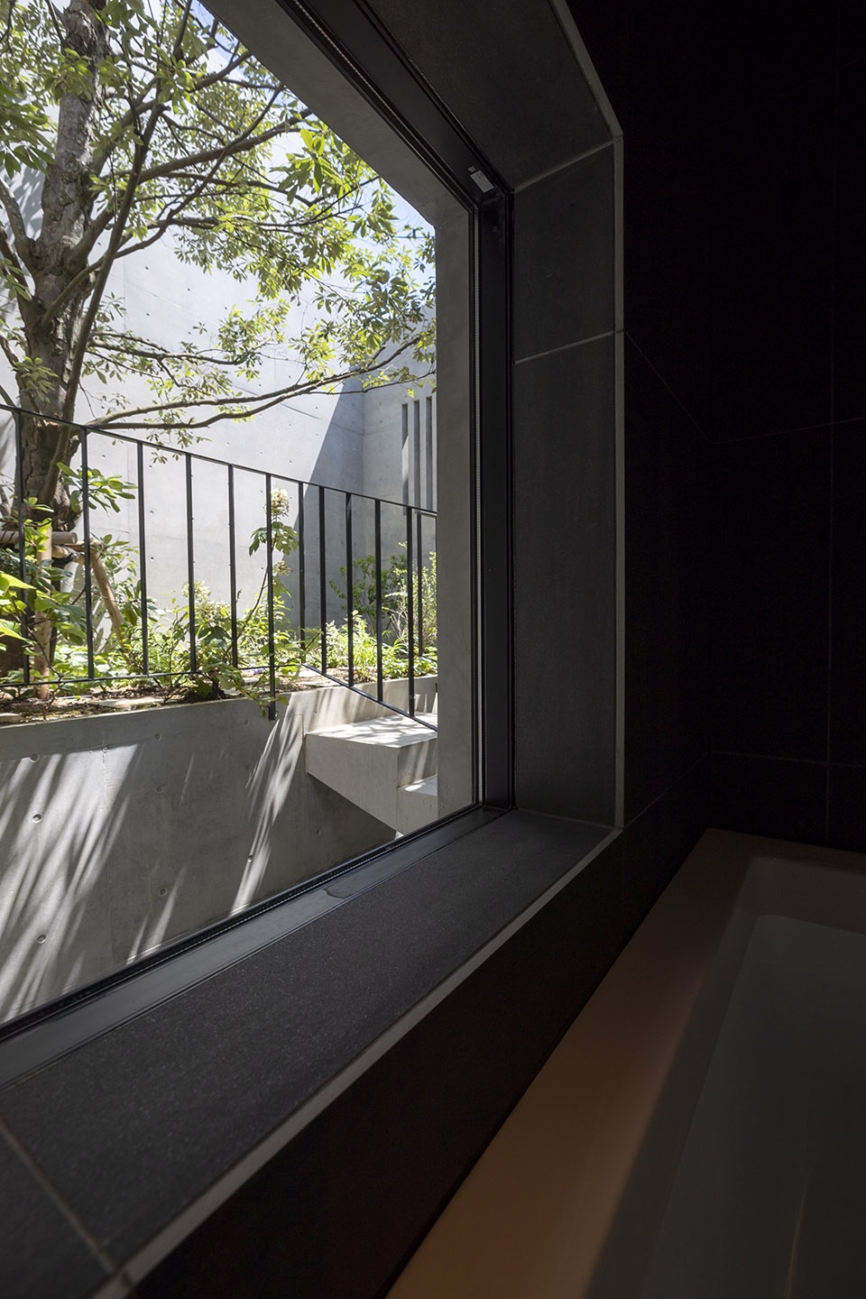 Concrete Shell House by IKAWAYA ARCHITECTS